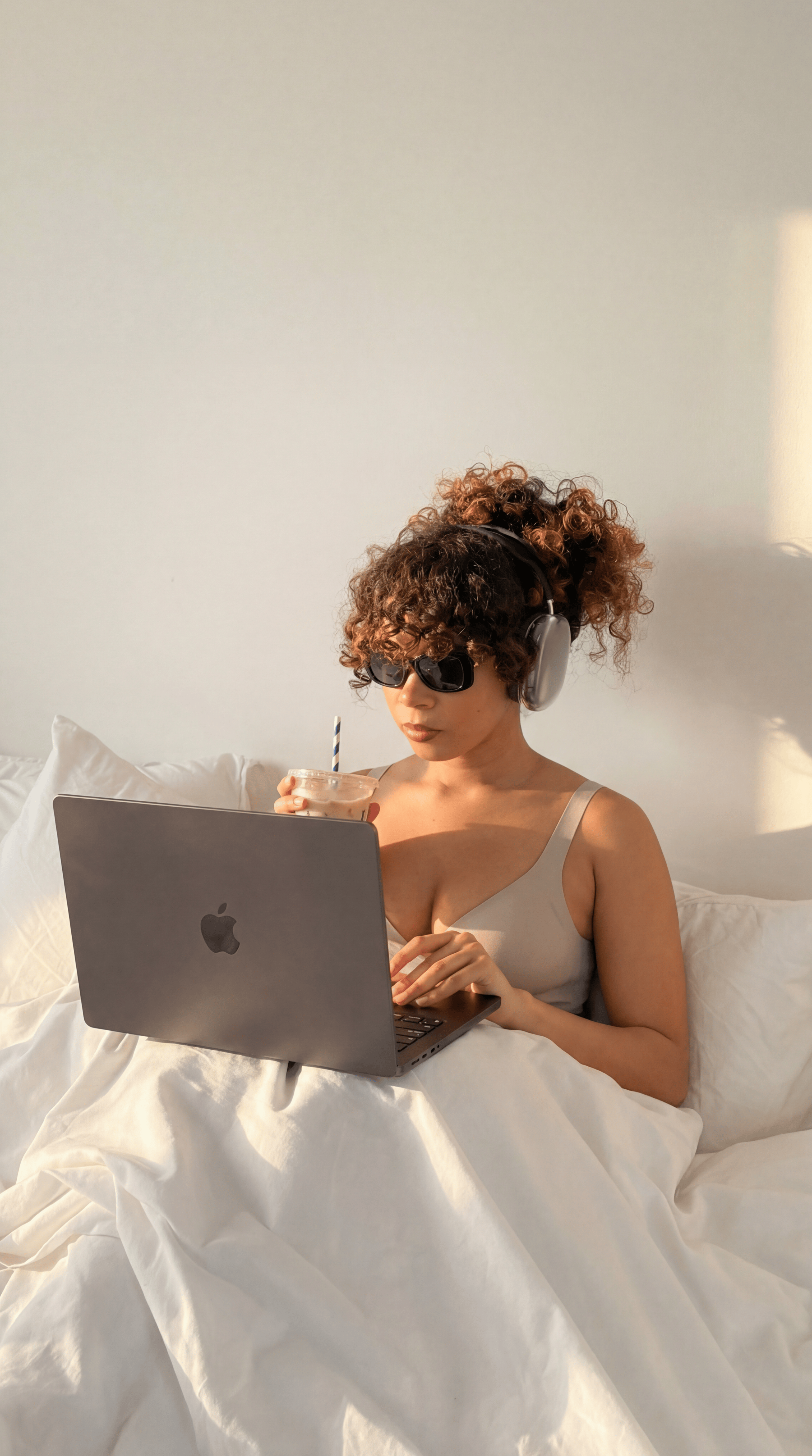 Chai Invisible Plunge in bed laptop